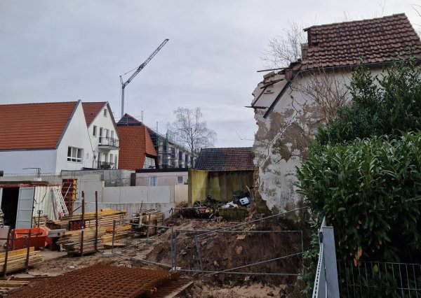 Inzwischen wurde das Grundstück des Seniors eingezäunt. Hier ist es von der Straße "Wolfskuhle" aus zu sehen. - © Ilja Regier