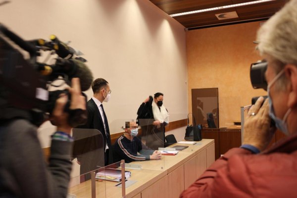 Der 44-jährige Anästhesist aus Bielefeld muss sich vor dem Detmolder Landgericht stellen. An seiner Seite Verteidigerin Susanne Renner und Verteidiger Axel Peter. Das Medieninteresse ist groß. - © Janet König
