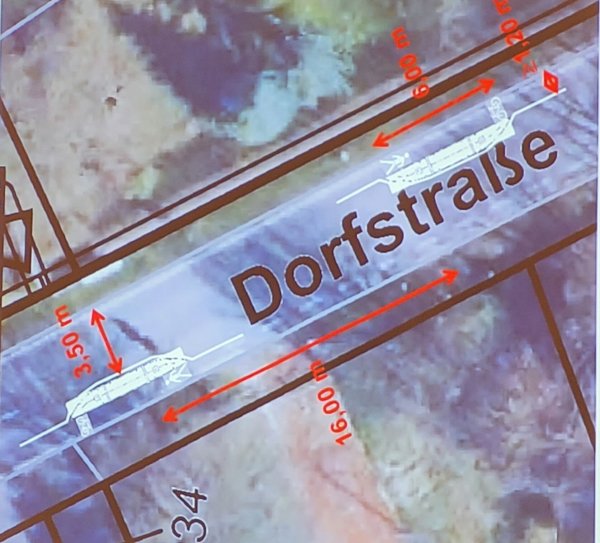Auf der Dorfstraße in Ehrentrup werden Fahrbahnverengungen nach diesem Schema montiert. Fußgänger können dahinter sicher laufen. - © Astrid Sewing