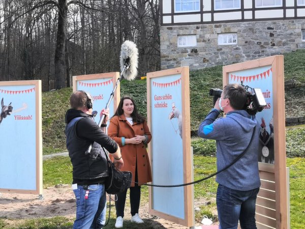 Janina Wulf, Projektleiterinnen für das Themenjahr 2021 „Juhubiläum", wird von einem Kamerateam durch die neue Sonderausstellung begleitet. Die diesjährige Eröffnung des Detmolder Freilichtmuseums fand am 1. April auf der Online-Plattform YouTube digital statt. - © Ruth Lakenbrink