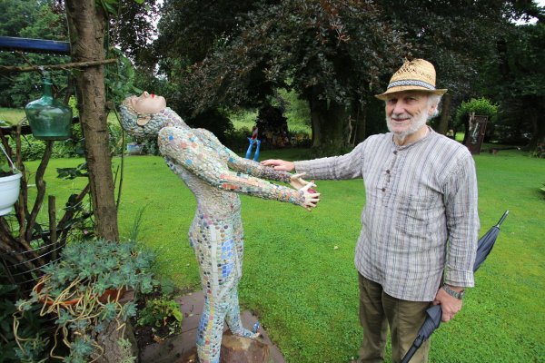Helmut Schmidt alias H-Punkt-Schmidt bereitet seine voraussichtlich letzte Parkgartenausstellung in Humfeld vor. Dort sind auch die von ihm umgestalteten Schaufensterpuppen zu sehen, die vielleicht zu seinen bekanntesten Werken gehören. - © Jens Rademacher