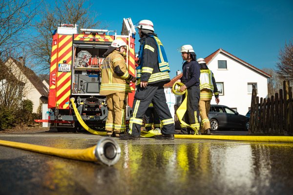 Die Freiwillige Feuerwehr löscht einen Wohnungsbrand im Großen Feld. - © Freitag-TV