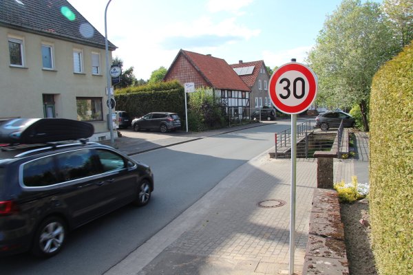 Die Geschwindigkeit auf der Wiembecker Straße wurde zwischen der Gaststätte "Tönnchen" (links) und der Bachstraße auf 30 Stundenkilometer gesenkt. - © Nadine Uphoff