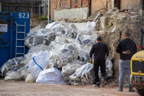 Durch die Abbrucharbeiten auf der Baustelle an der Hornschen Straße fällt jede Menge Schutt an. Für dessen Entsorgung kommt ein ganz besonderes Verfahren zum Einsatz. - © Raphael Bartling