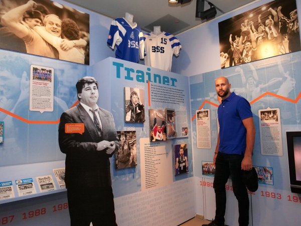 Interessiert studiert Urh Kastelic die Trainerhistorie des TBV Lemgo Lippe. - © Jörg Hagemann