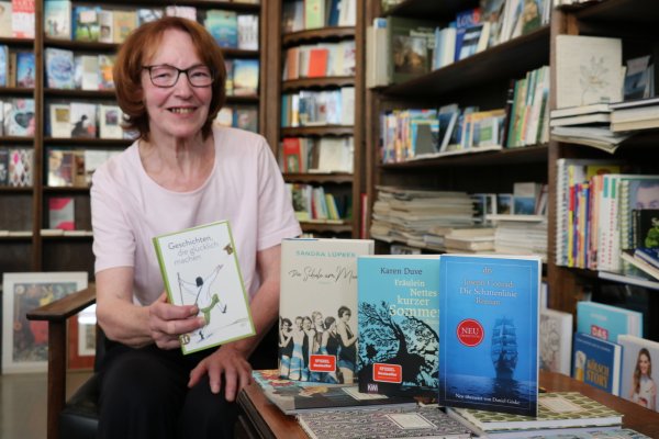 Corinna Klassen mit einer Auswahl von Lese-Tipps für den Sommer. - © Alexandra Schaller