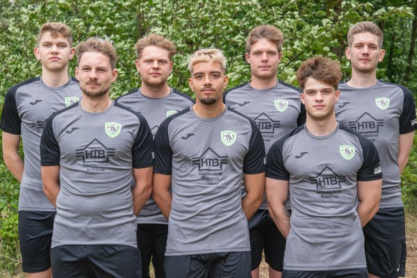 Fußball-Landesligist TSV Oerlinghausen stellt seine Neuzugänge mit (von links) Til Peikert, Julian Buslaff, Tim Zeihe, Mustafa Kaan Kavak, Marcel Schulze-Becking, Justin Lieder und Kay Peikert vor. - © Egon Penner