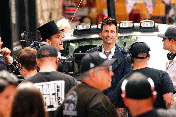 David Tennant (Mitte) und Neil Patrick Harris (Mitte links) während der Dreharbeiten im Jahr 2022 zu "Doctor Who" in Bristol. Im November 2023 erscheint anlässlich des 60ten Jubiläums der Serie ein Special, in dem Tennant erneut in die Rolle des Zeitreisenden schlüpft. - © picture alliance / empics | Ben Birchall