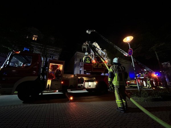 Mit zwei Drehleitern bekämpft die Freiwillige Feuerwehr einen Dachstuhlbrand am Sonntagabend in der Osterstraße. - © Nele Keunecke/Feuerwehr Bad Salzuflen