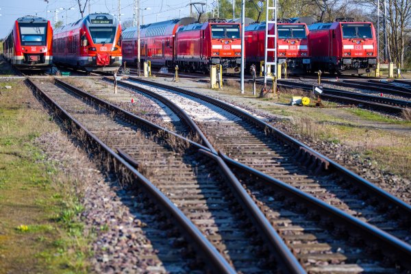 ARCHIV - 21.04.2023, Mecklenburg-Vorpommern, Schwerin: Personenzüge der Deutschen Bahn (DB) stehen während eines Warnstreiks auf Gleisen am Hauptbahnhof. Um das Schienennetz in Deutschland wieder fit und die Bahn damit attraktiver und zuverlässiger zu machen, braucht es aus Sicht der Bundesregierung bis 2027 Gesamtinvestitionen von rund 88 Milliarden Euro. (Zu dpa "Regierung sieht Gesamtbedarf für Schiene bei fast 90 Milliarden Euro") Foto: Jens Büttner/dpa +++ dpa-Bildfunk +++ - © Jens Büttner
