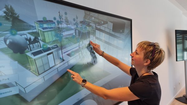 Kleine Einführung: Hier lernen die Besucher im großen Pavillon direkt am Touch-Screen, wie sie sich im Park zurechtfinden. Sie können selbst Videos und viele Bilder starten. - © Marianne Schwarzer