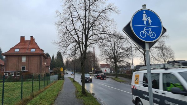 Radfahrer, die von Lemgo kommen, werden in Dörentrup zunächst auf der linken Seite der Fahrbahn geführt und sollen dann eine Verkehrsinsel zur Querung nutzen. Für die Beschilderung gibt es nach Ansicht der Grünen aber Nachbesserungsbedarf. - © Nadine Uphoff