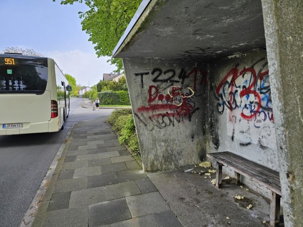 Es ist nicht gerade einladend, sich am Neudörnweg im Wartehäuschen unterzustellen. Da soll sich was tun. - © Astrid Sewing