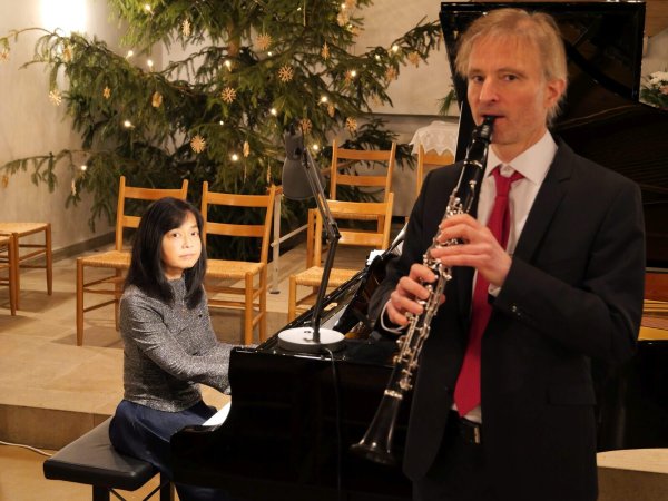 Weihnachtskonzert in anheimelnder Atmosphäre. Pianistin Yasko Linnartz und Klarinettist Markus Schön verzaubern die Gäste in Bergkrichen mit weihnachtlichen Impressionen. - © Thomas Krügler