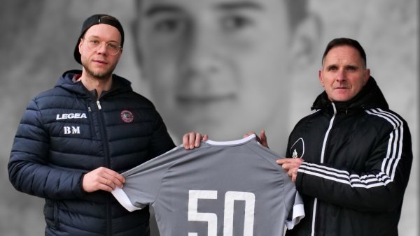 Die beiden BSV-Trainer Bastian Magers (links) und Rafael Maaßen werden Julian Otte und seine Trikotnummer 50 in Ehren halten. - © Jörg Hagemann