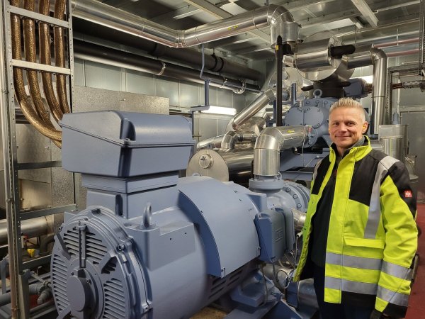 Dennis Wittrowski von den Satdtwerken Lemgo vor der Großwärmepumpe am Liemer Weg. Diese erzeugt Wärme aus dem Ablaufwasser des Klärwerks. - © Freya Köhring