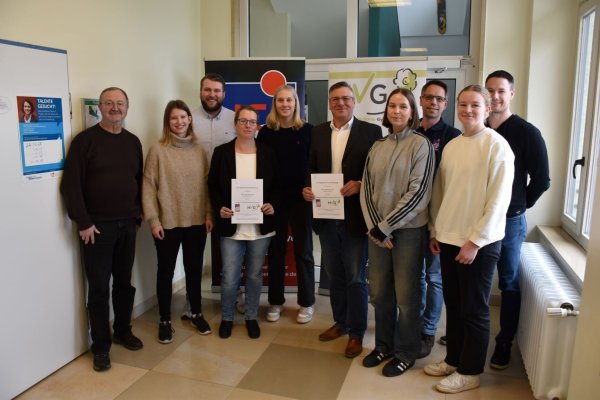 Vertreter von Sport und Schule besiegeln ihre Zusammenarbeit: (von links) Willi Schröder, Franziska Rautauoma, Timon Döhring, Nina Lohmmann, Svea Hermeling, Michael Hanke, Nele Siehr, Marco Dux, Milena Stürenburg und Christian Dux. - © HVG