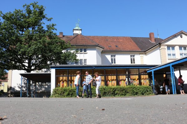 Die heutige Pausenhalle – mit orangefarbenen Vorhängen – hat allerhand bauliche Defizite. - © Archivfoto: Janet König