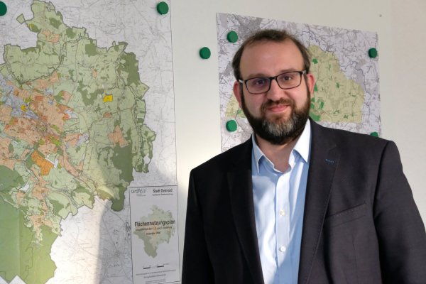 Martin Kölczer und der Flächennutzungsplan – hier gibt es aktuell viel zu tun. - © Sven Koch