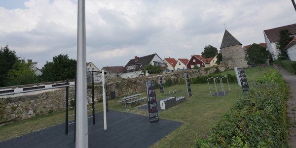 In Sichtweite des Eulenturms, an der denkmalgeschützten Horner Wallanlage, befindet sich die Calisthenics-Anlage. Nun wünscht sich der TV Horn-Bad Meinberg dort auch noch einen Basketballkorb. Einigen geht das zu weit. - © Archivfoto: Jost Wolf