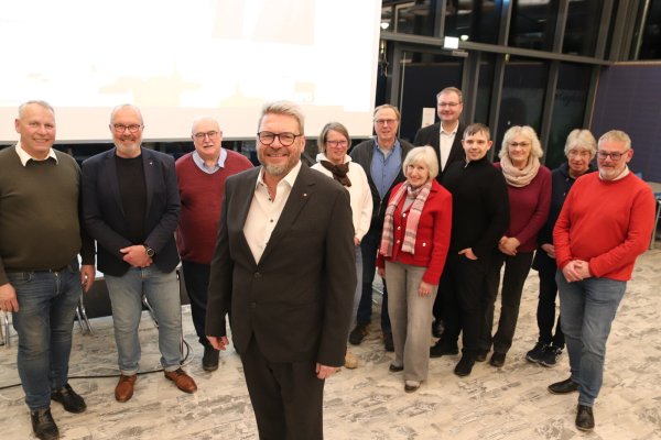 Die Oerlinghauser Sozialdemokraten haben Peter Heepmann (vorn) als ihren Kandidaten für die Bürgermeisterwahl im September benannt. Um einen Sitz im Rat bewerben sich bei der Kommunalwahl zudem Matthias Brune (von links), Peter Jong, Reinhard Wollny, Sandra Neuber-Richeton, Jürgen Nolte, Ursula Flehmer, Volker Neuhöfer, Patrick Kissner, Susanne Schellhase, Angela Paporovic und Andreas Berkemeier. Foto: Knut Dinter - © Knut Dinter