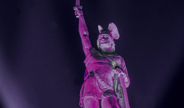 Das Hermanndenkmal taucht zur Beleuchtungsaktion „Purple for Preemies“ in purpurfarbenes Licht. - © Thomas Ulrich