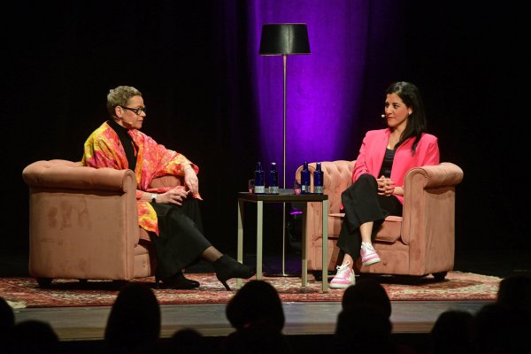 Simone Menne (links) überträgt ihren Stern-Podcast „Die Boss. Macht ist weiblich.“ live aus dem Sommertheater. Ihr Gast ist die amtierende Weltmeisterin im Leichtgewicht, Dilar Kisikyol. - © Nicole Ellerbrake