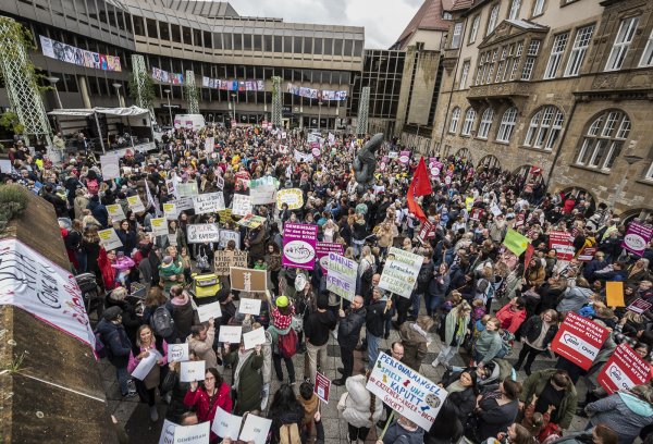 Mehr als 3.000 Erzieher, Eltern und Kita-Betreiber versammeln sich auf dem Rathausplatz in Bielefeld, um gegen die drohenden Kita-Schließungen zu protestieren. - © Jörg Dieckmann