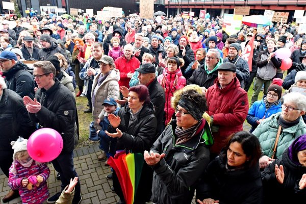 Bei der Demonstration für Demokratie und gegen Rechtsextremismus in Schloß Holte Stukenbrock sind auch Oerlinghauser dabei. Peter Jong mit SPD-Fahne, daneben, mit dunkler Mütze Carl Beneke, dann, nach links, Peter Heepmann, Ute Hansing-Held, Heinz-Jürgen Benninghoff, Ulrike Meusel (halb verdeckt), Tobias Jaehn und Stephan Held mit roter Jacke. - © Gunter Held