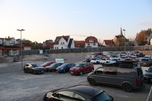 Damit die Galerie Hornsches Tor abgerissen werden kann, ist auf der Rückseite des Gebäudes ein Teil des Parkplatzes abgesperrt worden, der sich in der Baugrube befindet. Dass im Laufe der Arbeiten weitere Stellflächen hinzukommen, ist nicht ausgeschlossen. - © Jana Beckmann