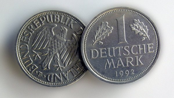 Fast 400.000 Deutsche Mark lagen versteckt im Nachtschrank. - © Pixabay