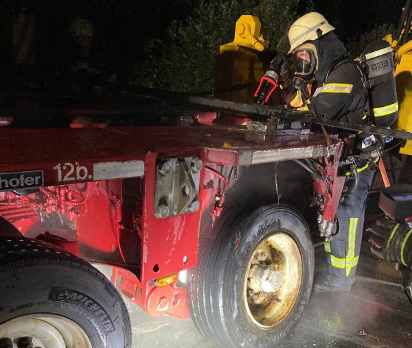 Nach einem Reifenplatzer brannte es an einem Schwertransporter auf der Autobahn 2. Die Freiwillige Feuerwehr Bad Salzuflen hat den Brand schnell unter Kontrolle gehabt. Foto: Feuerwehr Bad Salzuflen - © Feuerwehr Bad Salzuflen