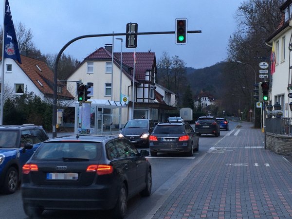 Seitdem die Gauseköte geöffnet ist, rollt der Berufsverkehr wieder durch Berlebeck. - © Jana Beckmann