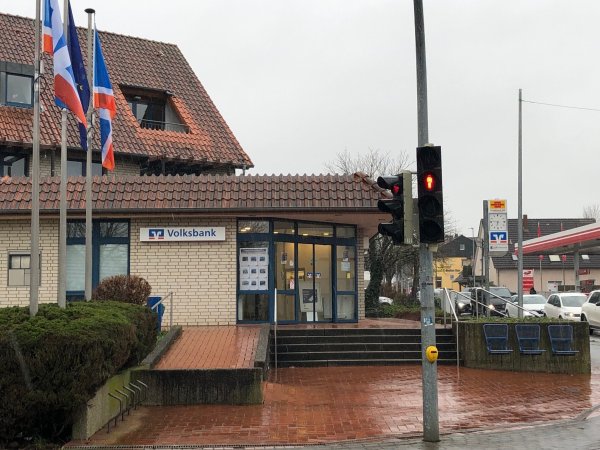 Die Volksbank-Geschäftsstelle in Knetterheide wird zu einer reinen SB-Filiale mit Automaten umgewandelt. - © Thomas Reineke