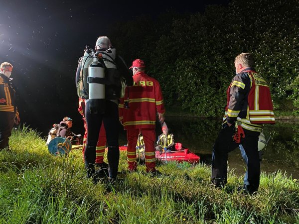 Die Feuerwehr sucht weiter die Werre ab. - © C.Mahnke/FREITAG Medien Gruppe