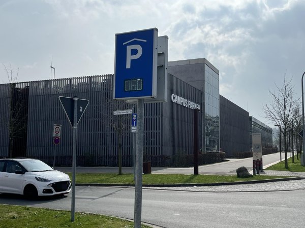Das Lemgoer Campus-Parkhaus hat eigentlich eine Stellplatz-Anzeige. Blöd nur, wenn die bei Großveranstaltungen nicht zuverlässig Auskunft gibt. - © Till Brand