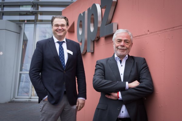 Karl-Eitel John (rechts), Geschäftsführer des Gemeindepsychiatrischen Zentrums, und der ärtztliche Direktor Dr. Ralf Marquard. - © Raphael Bartling