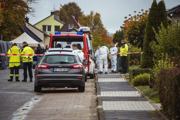 Die Spurensicherung ist am Amselweg im Einsatz. - © Freitag-TV