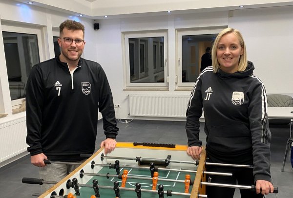 Trainer Noah Cardoso und Torjägerin Julia Tille am Kickertisch im Vereinshaus der SF Berlebeck-Heiligenkirchen. - © Sebastian Lucas