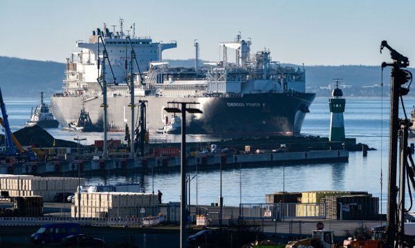 Ein Tanker am LNG-Terminal in Sassnitz-Mukran: Deutschland ist besonders abhängig vom verflüssigten Gas. - © Stefan Sauer/dpa