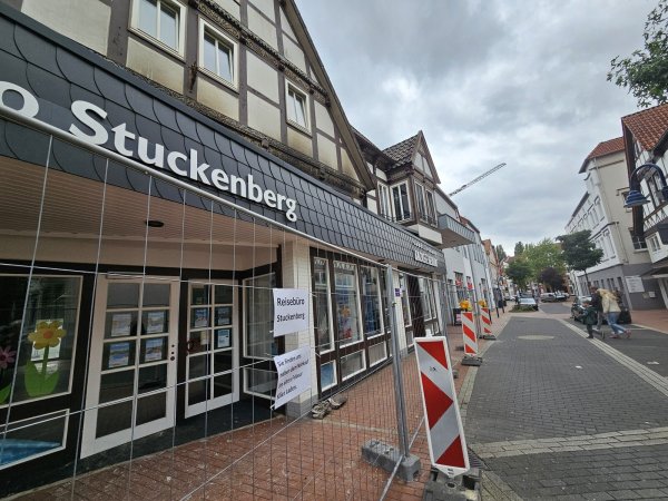 Was den Brand im Obergeschoss des Hauses an der Langen Straße verursacht hat, kann die Polizei noch nicht sagen. Sie geht von einem Schaden in sechsstelliger Höhe aus. - © Astrid Sewing