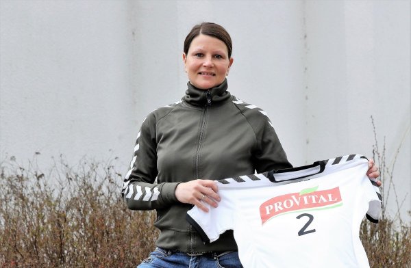Das alte Provital-Trikot weht im Wind, als Katrin Thiel vor der Halle an der Ulmenallee über das Final Four 2010 plaudert. - © Oliver König