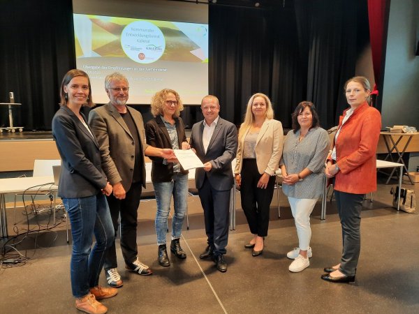 Dominique Pannke (Berlin Governance Platform, von links), Reinhard Sasse, Dunja Raimann (Beiräte), Bürgermeister Mario Hecker, Ewa Hermann (Bauamtsleiterin), Andrea Batzer (Fachbereichsleiterin Ordnung und Soziales) und Dr. Kerstin Ahaus (Leiterin Gesundheitsamt Kreis Lippe) freuen sich, dass das 24-seitige Papier nun dem Rat übergeben werden konnte. - © Lorraine Brinkmann