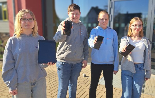 Hören zu und kennen sich aus: Freya (15, von links), Louis (13), Hannah (15) und Olivia (15, Name geändert) beraten als Medienscouts am Marianne-Weber-Gymnasium ihre Mitschüler. - © Annika Langhagel