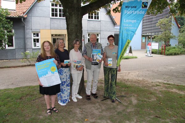Die Veranstalter (von links) Silvia Exler vom AWO-Kastanienhaus am Wall, Nora Albrecht von der Kirchengemeinde St. Nicolai, Irmgard Wiesner vom Weltladen Lemgo sowie Helmut Kohorst und Ute Koczy von der Fairtrade-Initiative Lemgo freuen sich auf die "Fairen Wochen". - © Nadine Uphoff