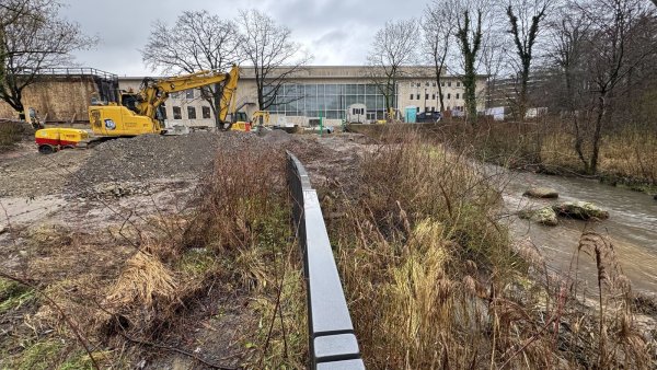 Die Arbeiten am Loch vor der Konzerthalle befinden sich laut Stadt in der Endphase. - © Sven Kienscherf