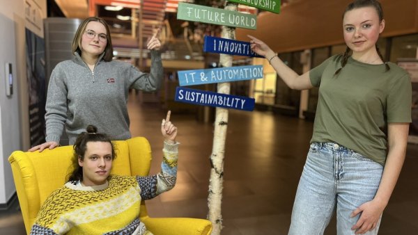 Nach dem Umbruch in der Lemgoer Gruppe von "Fridays for Future" treiben (von links) Ida Muhle, Ole Wegen und Charlotte Becker die Sache wieder voran. - © Till Brand