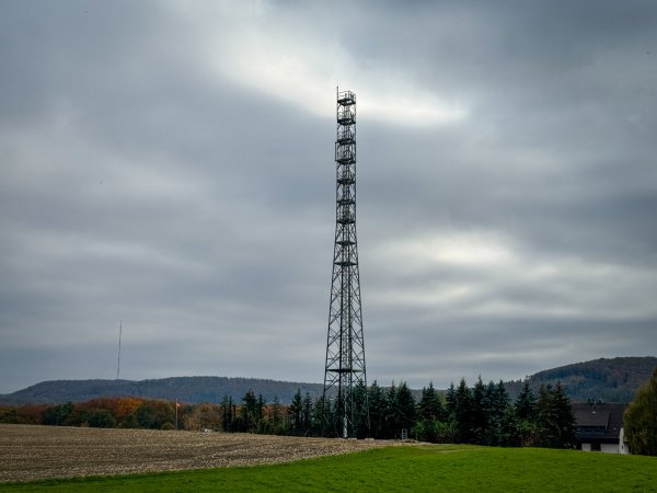 Auf einem Feld an der Eggestraße in Pivitsheide V.L. ist jüngst ein Funkmast errichtet worden. - © Raphael Bartling