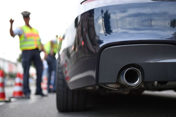 Rund 800 Menschen waren beim jüngsten Tuner-Treffen an der Röntgenstraße in Herford, dazu hunderte aufgemotzte Fahrzeuge. Ein Augenzeuge spricht von einer Veranstaltung mit "Volksfestcharakter". - © dpa
