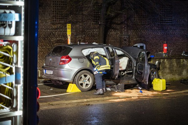 Der 1er BMW prallte frontal gegen eine Steinmauer an der Kreuzung Lagesche Straße/ Uferstraße / Am Bergkamp. - © Freitag TV